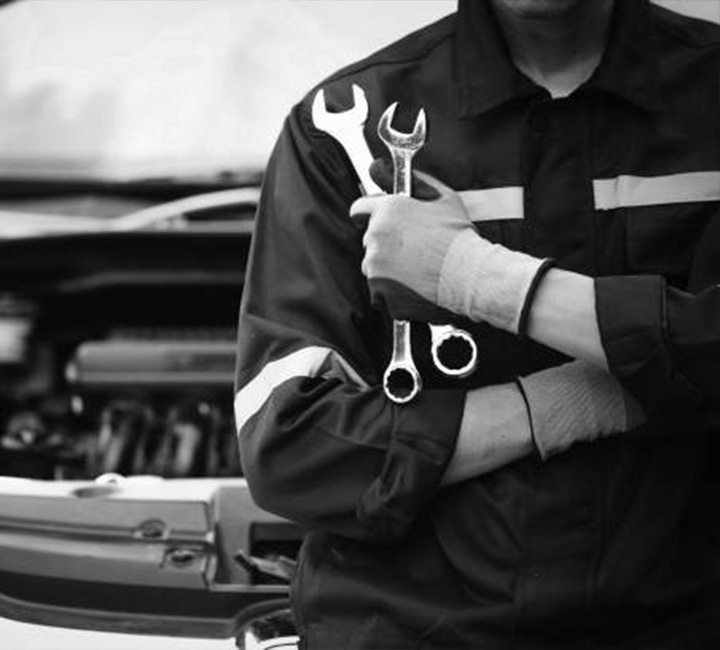 自動車整備腕組み